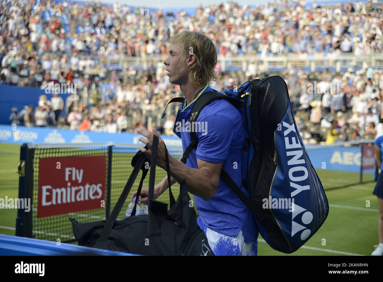 Denis Shapovalov (CAN) lascia il Centre Court dopo aver battuto Kyle Edmund (GBR) nel primo round dei Campionati AEGON al Queen's Club di Londra, il 19 giugno 2017. (Foto di Alberto Pezzali/NurPhoto) *** Please use Credit from Credit Field *** Foto Stock