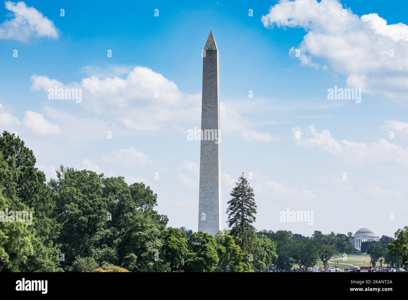 Una vista del Washington Monument, e del Thomas Jefferson Memorial, dal prato meridionale della Casa Bianca, il giorno del Padre, domenica 18 giugno 2017. (Foto di Cheriss May/NurPhoto) *** Please use Credit from Credit Field *** Foto Stock