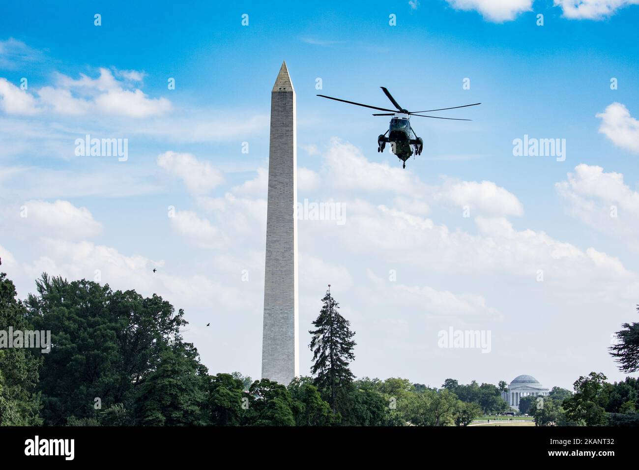 Marine One sorvola il Washington Monument e il Thomas Jefferson Memorial, diretto al South Lawn of the White House, il giorno del papà, domenica 18 giugno 2017. (Foto di Cheriss May/NurPhoto) *** Please use Credit from Credit Field *** Foto Stock