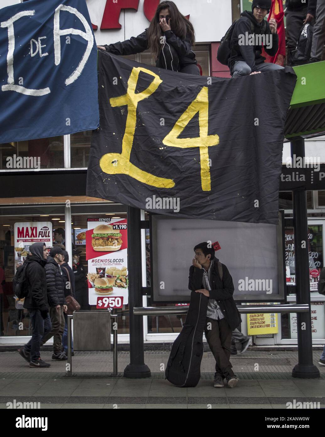 Gli studenti mostrano gli emblemi di due delle scuole superiori emblematiche di Santiago: 'Liceo de Aplicacin' e 'Liceo 4'. Guidata dalla Confederazione degli studenti cileni (CONFECH), la marcia per l'educazione universale si conclude in uno scontro con la polizia a Santiago il 21 giugno 2017. I partecipanti alla marcia si oppongono e respingono le riforme educative proposte dal governo della Presidente Michelle Bachelet. (Foto di Mauricio Gomez/NurPhoto) *** Please use Credit from Credit Field *** Foto Stock