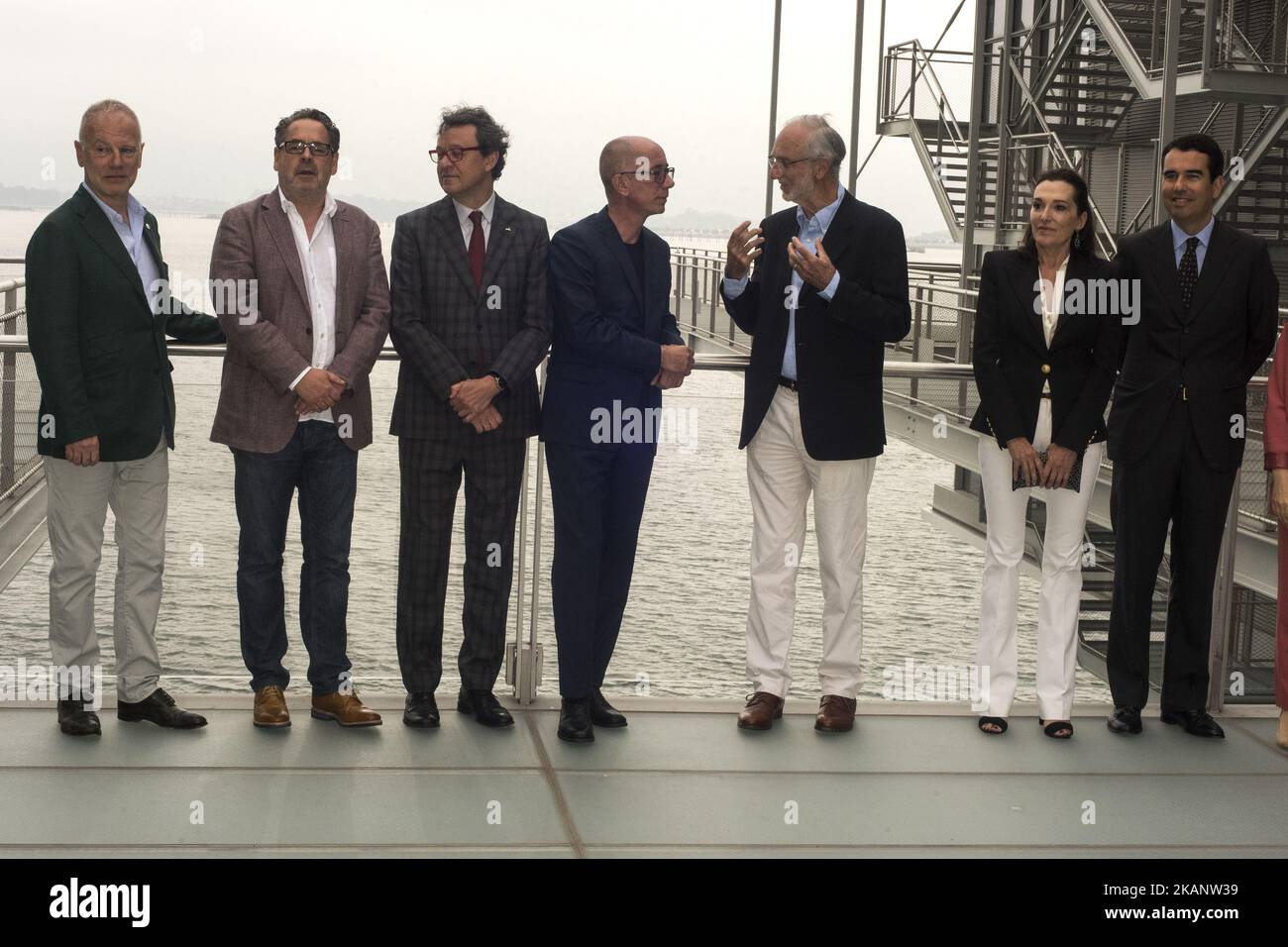 L'architetto Enzo piano parla con l'artista belga Carsten Holler, insieme ad altre personalità come Javier Botin nel Botin Center of the Arts and Culture che apre domani venerdì 23 giugno a Santander, Spagna. (Foto di Joaquin Gomez Sastre/NurPhoto) *** Please use Credit from Credit Field *** Foto Stock