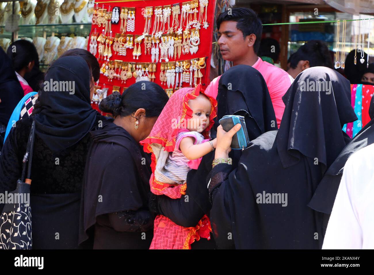 Donne musulmane indiane occupate nello shopping a Ramganj Bazar davanti a Eid al-Fitr, durante il mese santo di Ramadan a Jaipur, Rajasthan, India, 22 giugno 2017. I musulmani osservano Eid-al-Fitr che segna la fine del Ramadan. La gente prepara feste, indossa abiti nuovi e applica Henna per celebrare il festival. (Foto di Vishal Bhatnagar/NurPhoto) *** Please use Credit from Credit Field *** Foto Stock