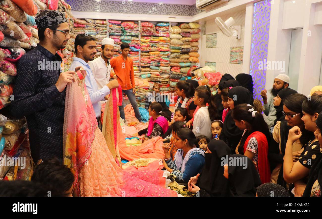 Musulmani indiani occupati nello shopping a Ramganj Bazar davanti a Eid al-Fitr, durante il mese santo di Ramadan a Jaipur, Rajasthan, India, 22 giugno 2017. I musulmani osservano Eid-al-Fitr che segna la fine del Ramadan. La gente prepara feste, indossa abiti nuovi e applica Henna per celebrare il festival. (Foto di Vishal Bhatnagar/NurPhoto) *** Please use Credit from Credit Field *** Foto Stock