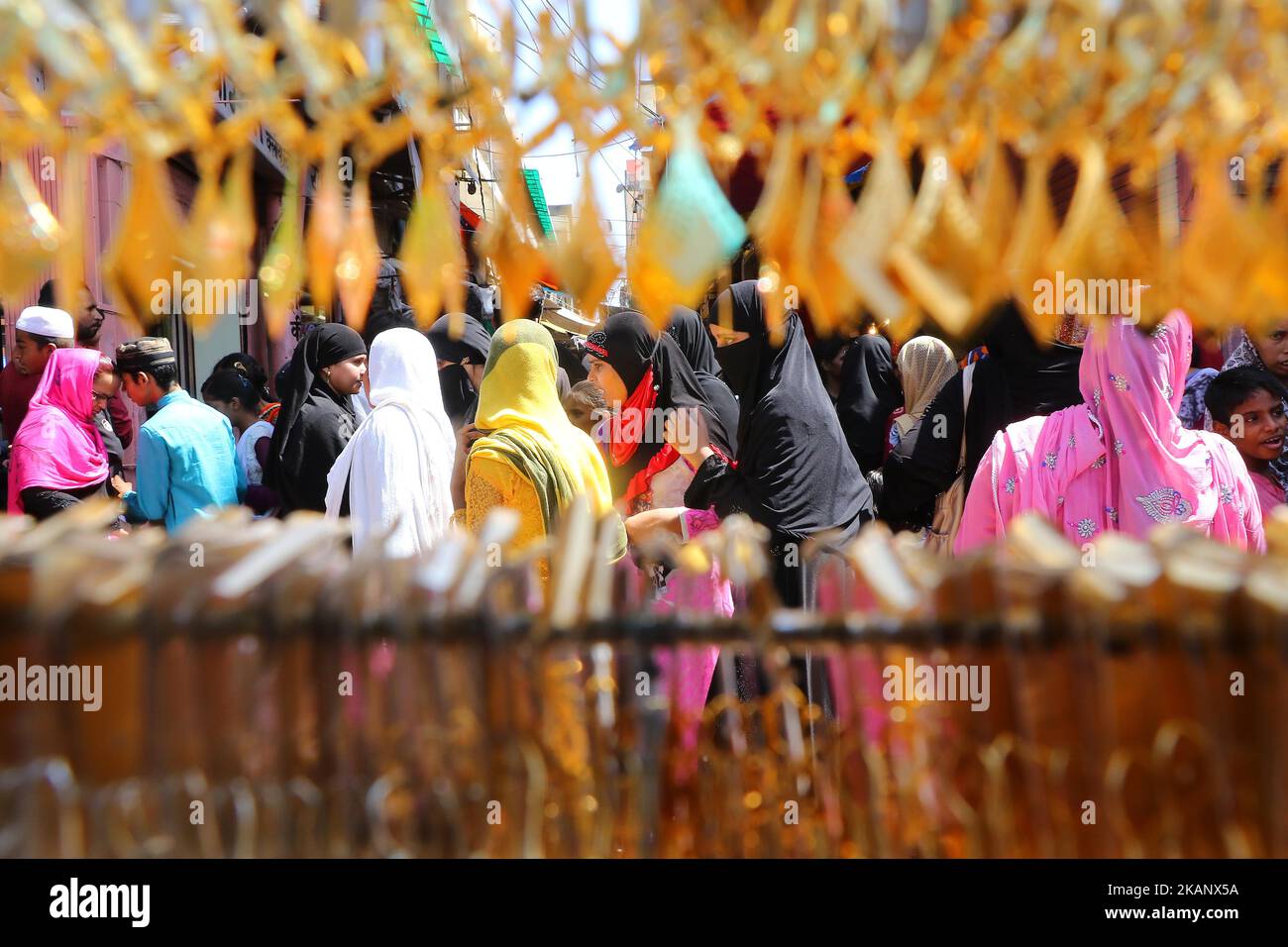 Musulmani indiani occupati nello shopping a Ramganj Bazar davanti a Eid al-Fitr, durante il mese santo di Ramadan a Jaipur, Rajasthan, India, 22 giugno 2017. I musulmani osservano Eid-al-Fitr che segna la fine del Ramadan. La gente prepara feste, indossa abiti nuovi e applica Henna per celebrare il festival. (Foto di Vishal Bhatnagar/NurPhoto) *** Please use Credit from Credit Field *** Foto Stock