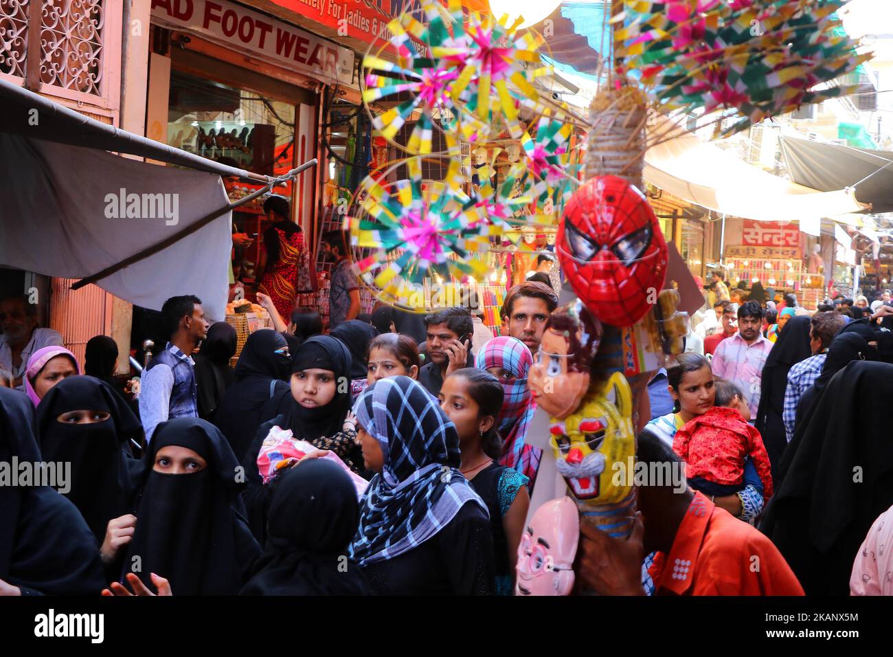 Musulmani indiani occupati nello shopping a Ramganj Bazar davanti a Eid al-Fitr, durante il mese santo di Ramadan a Jaipur, Rajasthan, India, 22 giugno 2017. I musulmani osservano Eid-al-Fitr che segna la fine del Ramadan. La gente prepara feste, indossa abiti nuovi e applica Henna per celebrare il festival. (Foto di Vishal Bhatnagar/NurPhoto) *** Please use Credit from Credit Field *** Foto Stock