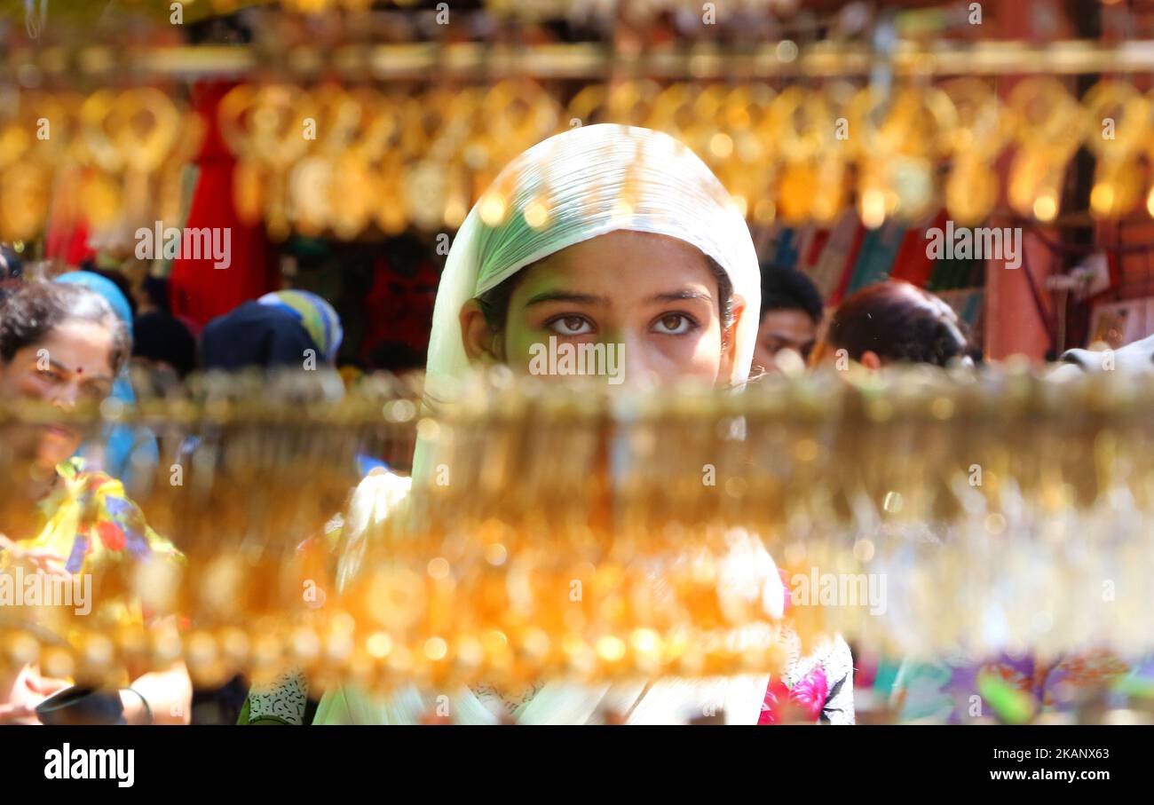 Donna musulmana indiana occupata nello shopping a Ranganj Bazar davanti a Eid al-Fitr, durante il mese santo di Ramadan a Jaipur, Rajasthan, India, 22 giugno 2017. I musulmani osservano Eid-al-Fitr che segna la fine del Ramadan. La gente prepara feste, indossa abiti nuovi e applica Henna per celebrare il festival. (Foto di Vishal Bhatnagar/NurPhoto) *** Please use Credit from Credit Field *** Foto Stock