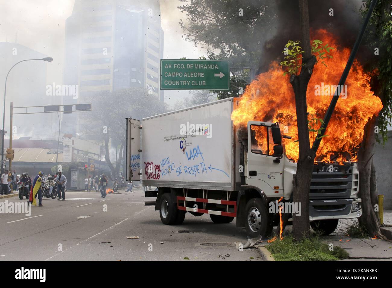 Gli attivisti dell'opposizione e la polizia antisommossa si sono scontrati durante una protesta contro il governo a Caracas, il 22 giugno 2017. (Foto di Elyxandro Cegarra/NurPhoto) *** Please use Credit from Credit Field *** Foto Stock