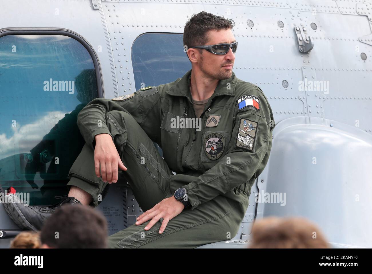 Un aviatore francese sull'elicottero militare Caracal nell'ultimo giorno dell'International Paris Air Show all'aeroporto di le Bourget, vicino a Parigi, il 25 giugno 2017. Questa mostra è la più importante fiera del suo genere al mondo, che riunisce visitatori di diverse origini, dagli appassionati ai novizi e ai professionisti. Si tratta di un evento economico e industriale di altissimo livello internazionale, e di un'opportunità per molti professionisti del settore di scambiarsi idee e presentare le loro più grandi innovazioni. (Foto di Michel Stoupak/NurPhoto) *** Please use Credit from Credit Field *** Foto Stock
