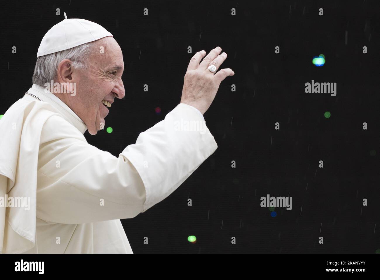 Papa Francesco arriva per la sua udienza generale settimanale, in Piazza San Pietro, in Vaticano, mercoledì 28 giugno, 2017. (Foto di massimo Valicchia/NurPhoto) *** Please use Credit from Credit Field *** Foto Stock