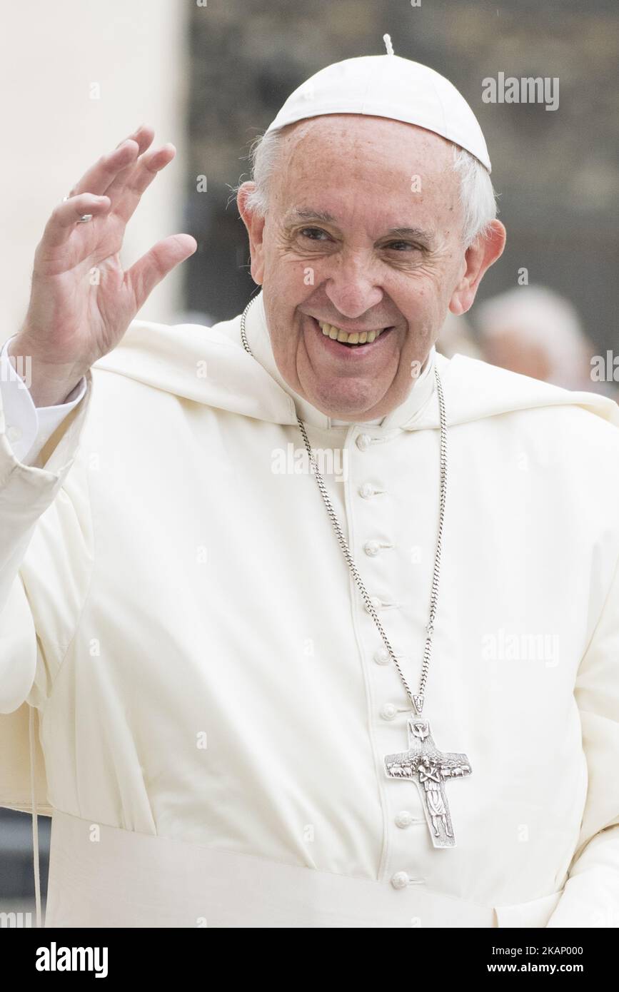 Papa Francesco sorride arriva per la sua udienza generale settimanale, in Piazza San Pietro, in Vaticano, mercoledì 28 giugno, 2017. (Foto di massimo Valicchia/NurPhoto) *** Please use Credit from Credit Field *** Foto Stock