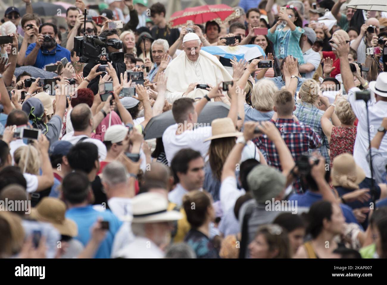 Papa Francesco arriva per la sua udienza generale settimanale, in Piazza San Pietro, in Vaticano, mercoledì 28 giugno, 2017. (Foto di massimo Valicchia/NurPhoto) *** Please use Credit from Credit Field *** Foto Stock