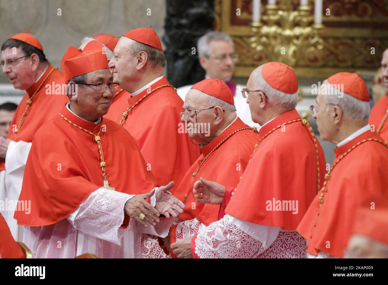 Il nuovo Cardinale Louis-Marie Ling Mangkhanekhoun saluta da altri Cardinali dopo aver ricevuto il cappello rosso di biretta a tre corone da Papa Francesco durante il Concistoro pubblico Ordinario nella Basilica di San Pietro a Città del Vaticano, il 28 giugno 2017. I 5 nuovi cardinali sono al di sotto di 80 e quindi avrebbero diritto a votare in conclave per decidere un nuovo pontefice.(Photo by Giuseppe Ciccia/NurPhoto) *** Please use Credit from Credit Field *** Foto Stock