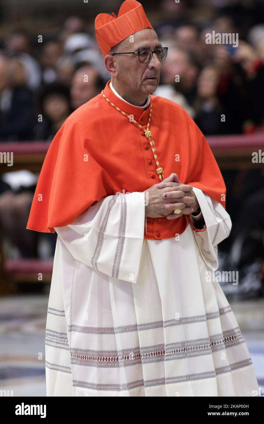 Il nuovo Cardinale Juan Jose Omella, Arcivescovo di Barcellona, durante il Concistoro pubblico Ordinario, quando Papa Francesco elevò 5 vescovi e arcivescovi cattolici romani al rango di cardinale nella Basilica di San Pietro nella Città del Vaticano il 28 giugno 2017. I 5 nuovi cardinali sono al di sotto di 80 e quindi avrebbero diritto a votare in conclave per decidere un nuovo pontefice.(Photo by Giuseppe Ciccia/NurPhoto) *** Please use Credit from Credit Field *** Foto Stock