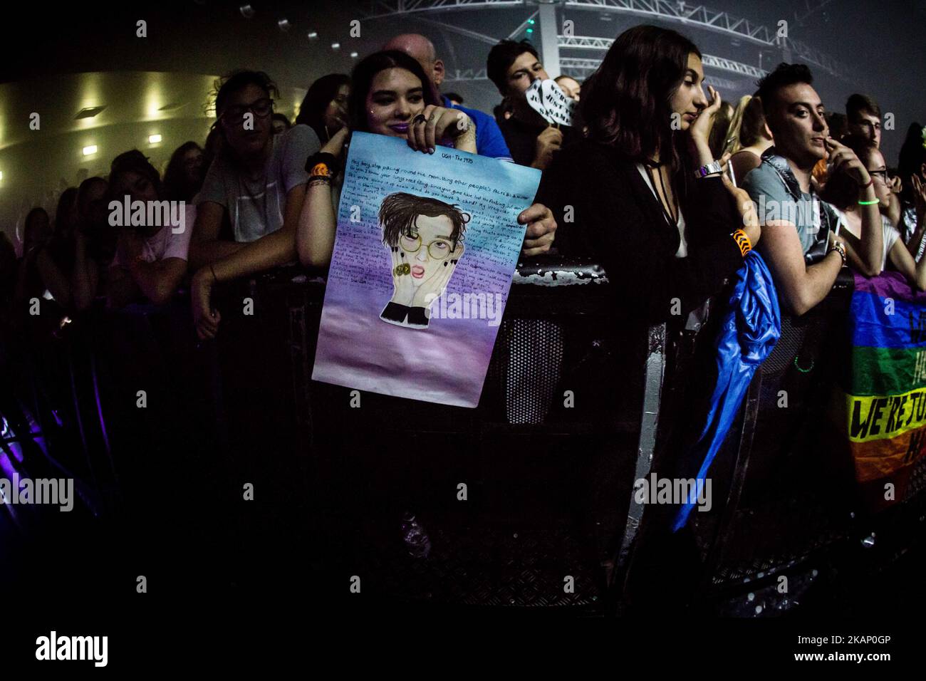 La folla della rock band inglese The 1975 ha mostrato al Fabrique di Milano il 29 giugno 2017. Il 1975 ha annunciato il tour europeo del 2017 per sostenere l'album che ha vinto la # 1 delle classifiche ufficiali del Regno Unito e degli Stati Uniti. (Foto di Roberto Finizio/NurPhoto) *** si prega di utilizzare il credito del campo *** Foto Stock