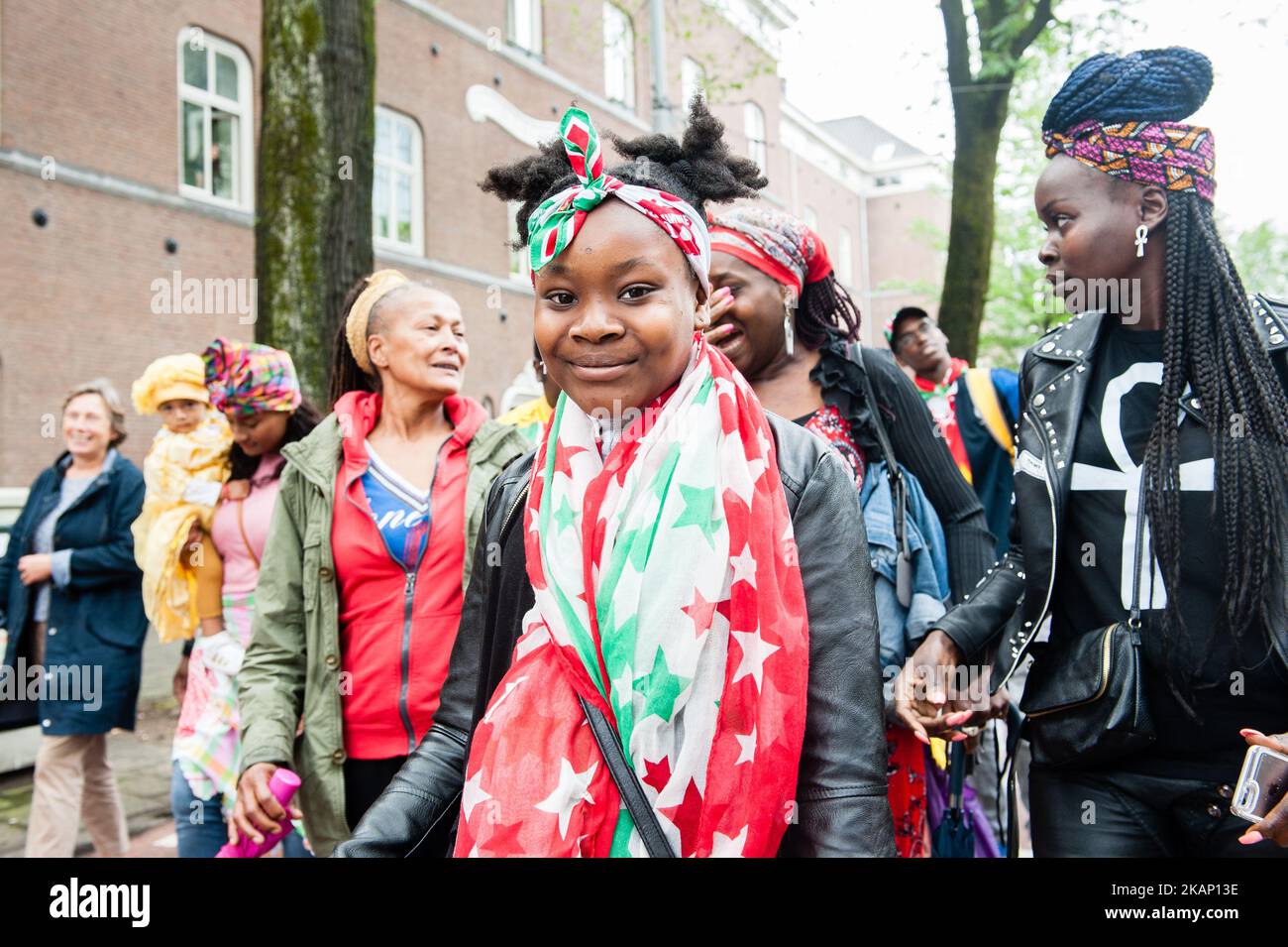 Luglio 1st, Amsterdam. Bigi Spikri è un termine surinamese letteralmente significa 'grande specchio', è una processione intima e colorata in costumi tradizionali per commemorare e celebrare l'abolizione della schiavitù. Durante questa annuale parata festiva in Suriname, persone che indossavano costumi nativi camminavano davanti alle vetrine dei negozi di Paramaribo, usando questi come grandi specchi dove ammiravano il temself. Dal 2009 si svolge ad Amsterdam una parata annuale di Bigi Spikri. Dopo la processione, si svolge la cerimonia presso l'Oosterpark, dove il Monumento alla schiavitù e al patrimonio olandese è Alzati. La certezza conta con la Th Foto Stock