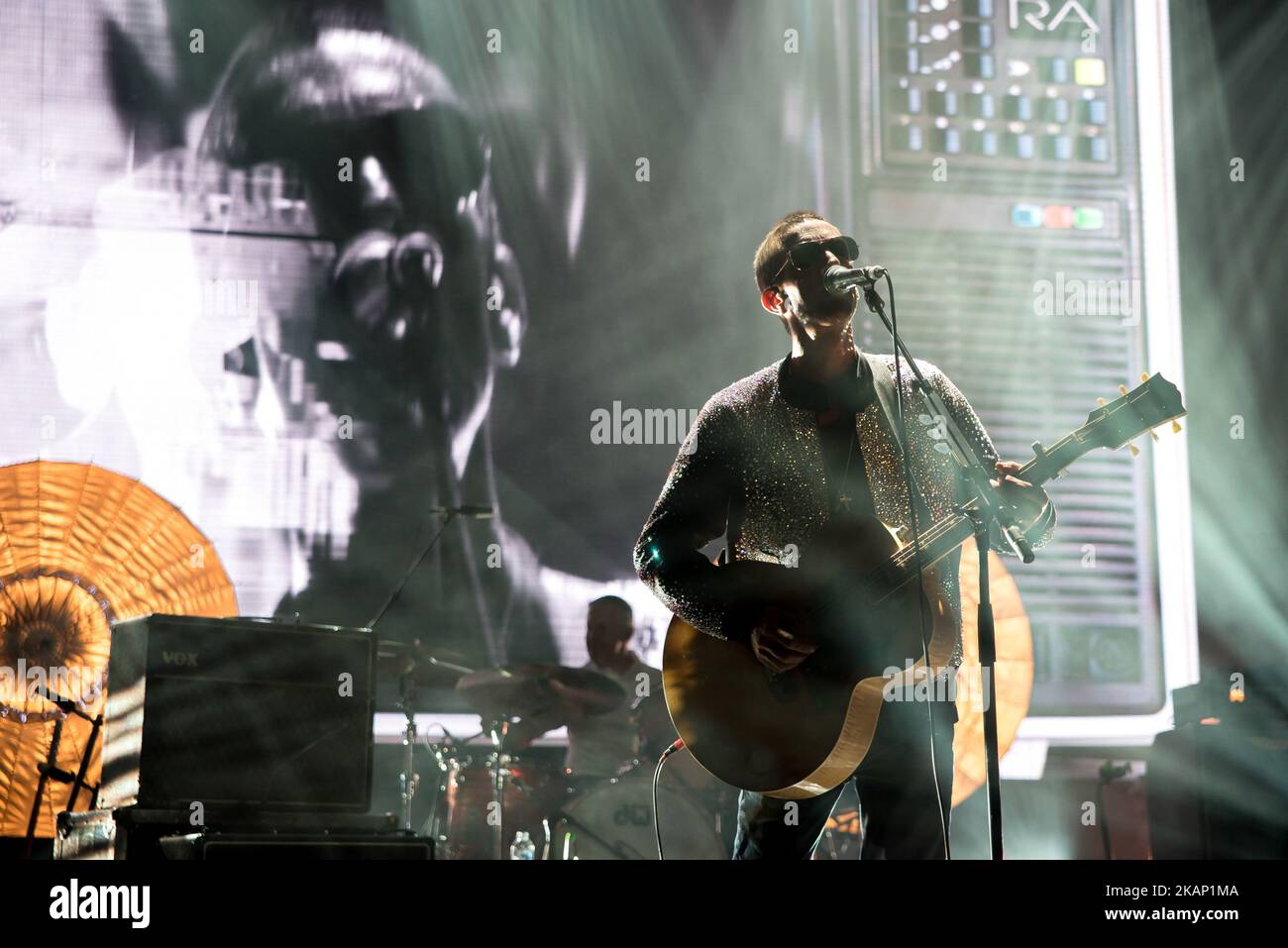 Il cantante e compositore britannico Richard Ashcroft suona sul palco alla O2 Academy Brixton, Londra il 1 luglio 2017. Fu il cantante e chitarrista ritmico occasionale della band alternative rock The Verve dalla loro formazione nel 1990 fino alla loro divisione originale nel 1999. Divenne un artista solista di successo a sé stante, pubblicando quattro primi tre album solisti nel Regno Unito. (Foto di Alberto Pezzali/NurPhoto) *** Please use Credit from Credit Field *** Foto Stock