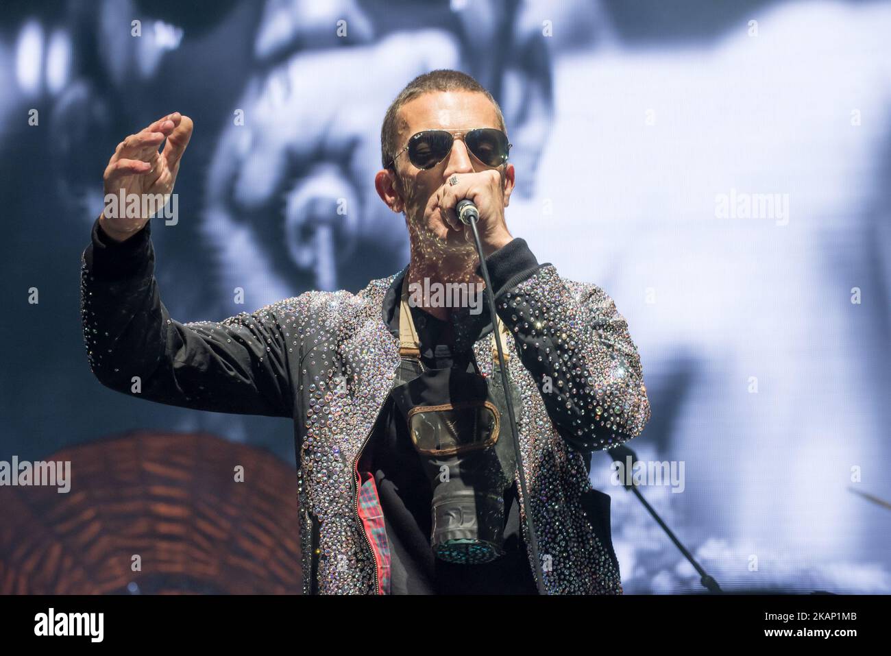 Il cantante e compositore britannico Richard Ashcroft suona sul palco alla O2 Academy Brixton, Londra il 1 luglio 2017. Fu il cantante e chitarrista ritmico occasionale della band alternative rock The Verve dalla loro formazione nel 1990 fino alla loro divisione originale nel 1999. Divenne un artista solista di successo a sé stante, pubblicando quattro primi tre album solisti nel Regno Unito. (Foto di Alberto Pezzali/NurPhoto) *** Please use Credit from Credit Field *** Foto Stock