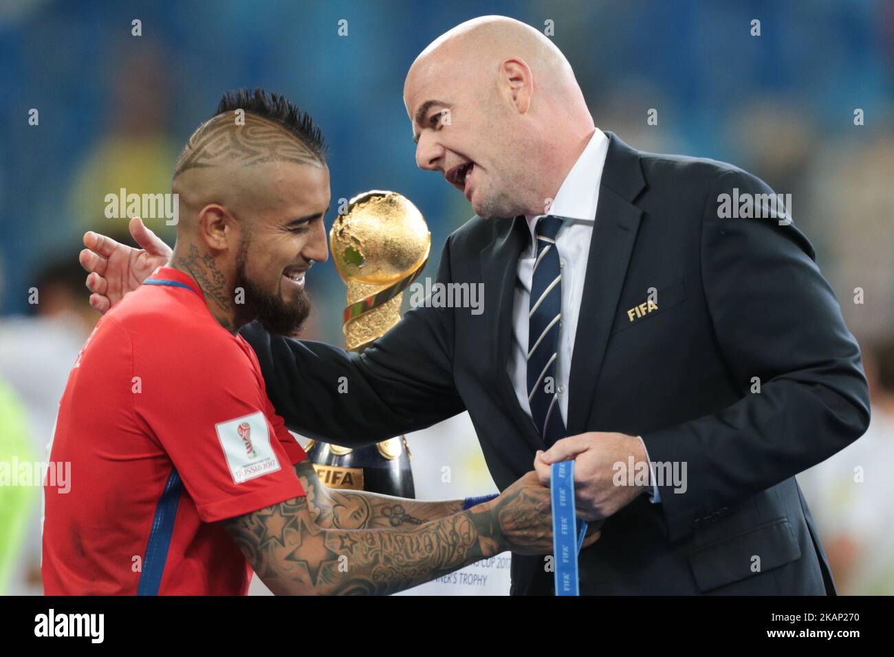 Arturo Vidal della nazionale cilena di calcio e presidente di FIFA Gianni Infantino durante la partita finale della Coppa delle Confederazioni FIFA 2017 tra Cile e Germania allo stadio di San Pietroburgo il 02 luglio 2017 a San Pietroburgo, Russia. (Foto di Igor Russak/NurPhoto) *** Please use Credit from Credit Field *** Foto Stock