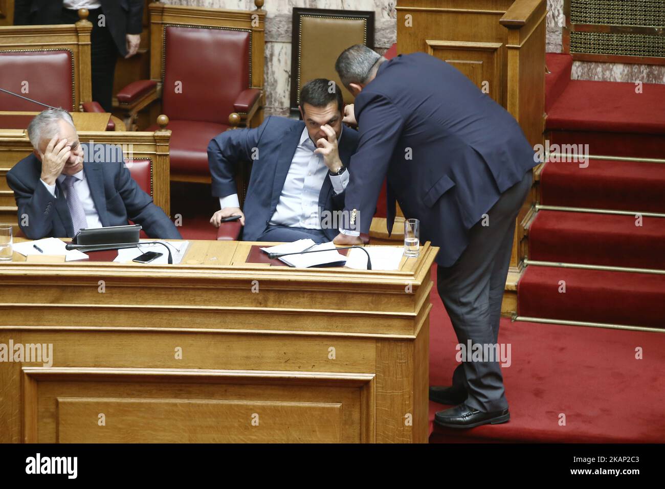 Il Vice primo Ministro Yannis Dragasakis (L) il primo Ministro Alexis Tsipras e il Ministro della Difesa della Grecia Panos Kammenos (R) durante una discussione sull'economia al Parlamento, ad Atene il 3,2017 luglio. Il ministro della Difesa e leader del partito di coalizione junior Greci indipendenti (ANEL) Panos Kammenos, affronta critiche da parte dei partiti di opposizione circa le sue comunicazioni con un condannato a pena di morte per il caso di contrabbando di eroina 2014 Noor 1. (Foto di Panayotis Tzamaros/NurPhoto) *** Please use Credit from Credit Field *** Foto Stock