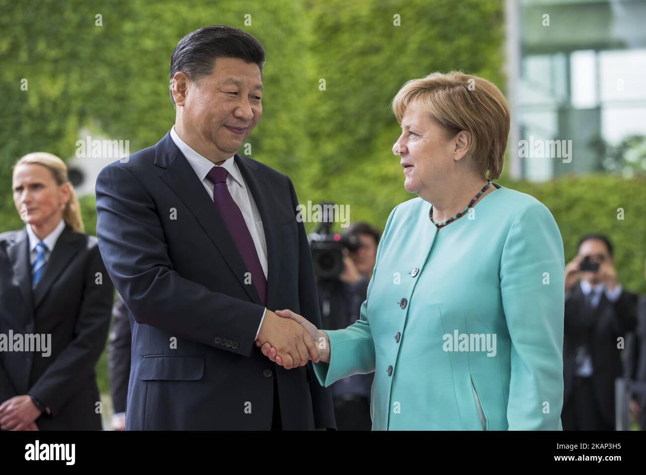 La cancelliera tedesca Angela Merkel saluta il presidente cinese Xi Jinping al suo arrivo alla Cancelleria di Berlino, in Germania, il 5 luglio 2017. (Foto di Emmanuele Contini/NurPhoto) *** Please use Credit from Credit Field *** Foto Stock