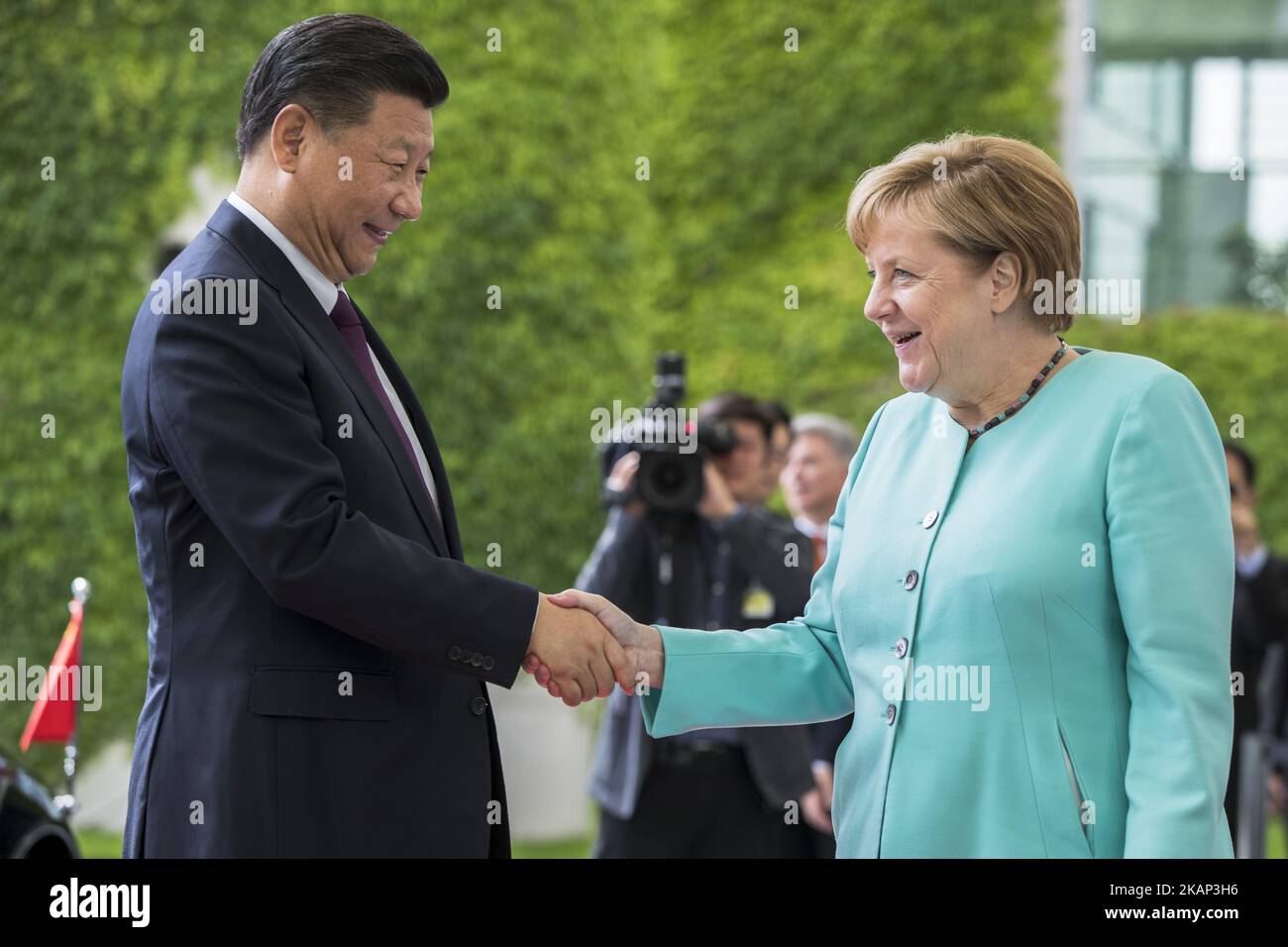 La cancelliera tedesca Angela Merkel saluta il presidente cinese Xi Jinping al suo arrivo alla Cancelleria di Berlino, in Germania, il 5 luglio 2017. (Foto di Emmanuele Contini/NurPhoto) *** Please use Credit from Credit Field *** Foto Stock