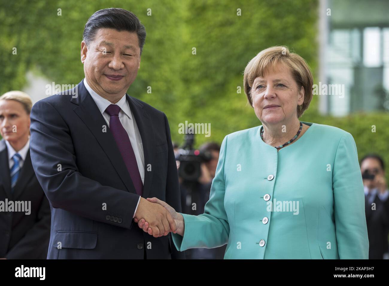 La cancelliera tedesca Angela Merkel saluta il presidente cinese Xi Jinping al suo arrivo alla Cancelleria di Berlino, in Germania, il 5 luglio 2017. (Foto di Emmanuele Contini/NurPhoto) *** Please use Credit from Credit Field *** Foto Stock