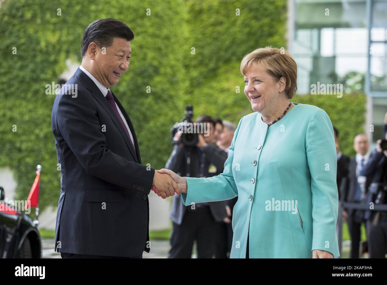 La cancelliera tedesca Angela Merkel saluta il presidente cinese Xi Jinping al suo arrivo alla Cancelleria di Berlino, in Germania, il 5 luglio 2017. (Foto di Emmanuele Contini/NurPhoto) *** Please use Credit from Credit Field *** Foto Stock