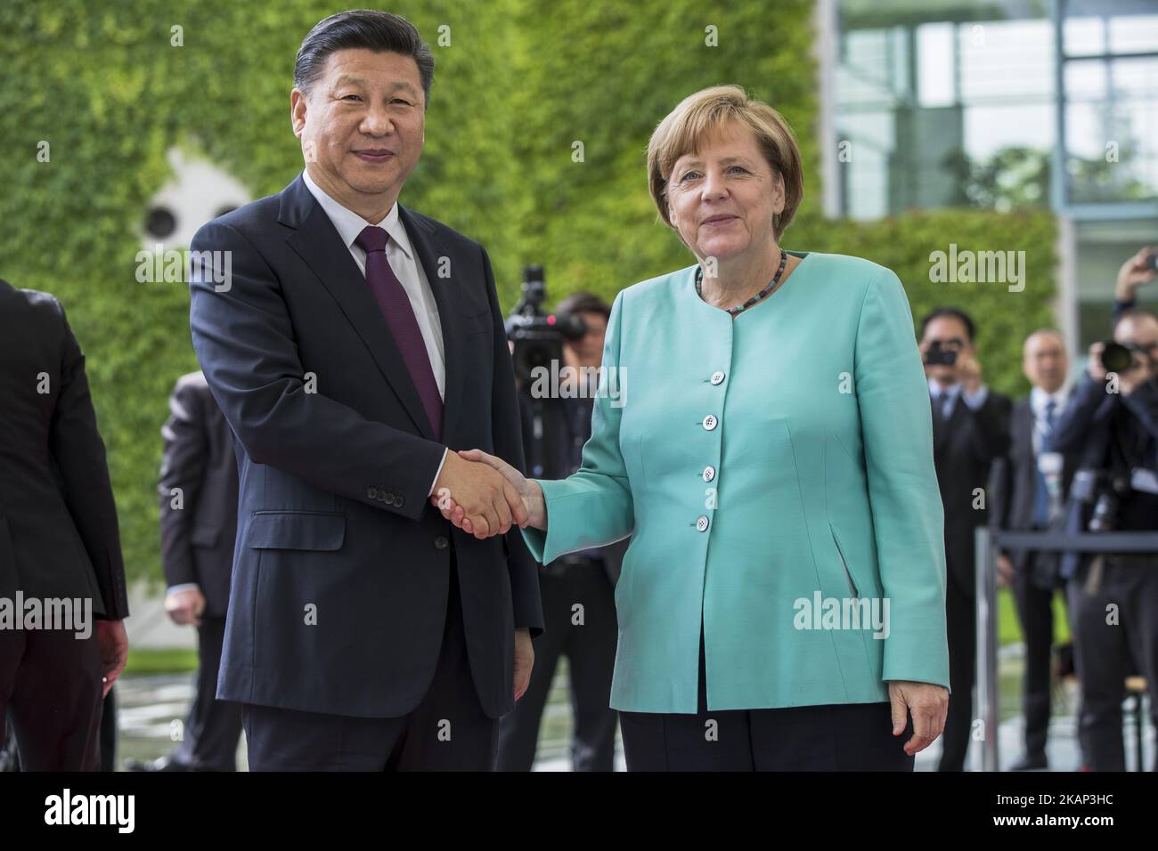 La cancelliera tedesca Angela Merkel saluta il presidente cinese Xi Jinping al suo arrivo alla Cancelleria di Berlino, in Germania, il 5 luglio 2017. (Foto di Emmanuele Contini/NurPhoto) *** Please use Credit from Credit Field *** Foto Stock