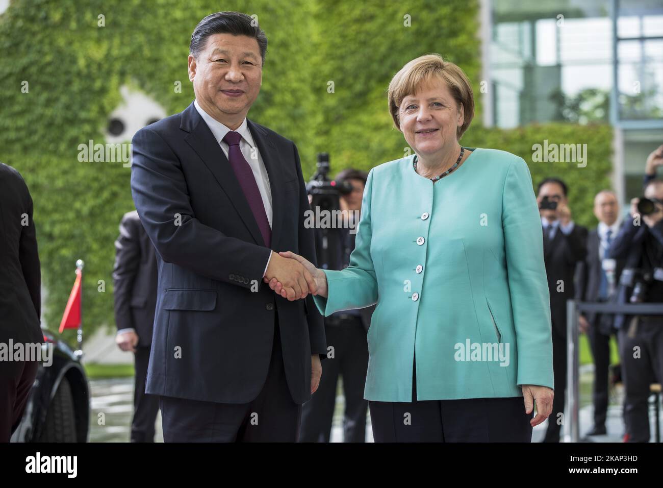 La cancelliera tedesca Angela Merkel saluta il presidente cinese Xi Jinping al suo arrivo alla Cancelleria di Berlino, in Germania, il 5 luglio 2017. (Foto di Emmanuele Contini/NurPhoto) *** Please use Credit from Credit Field *** Foto Stock