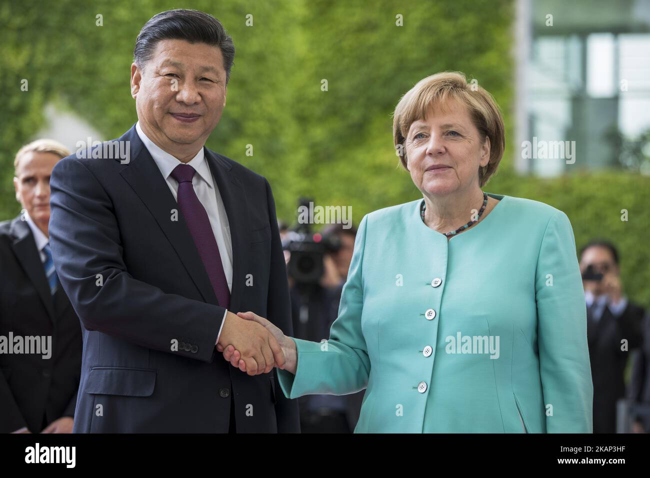 La cancelliera tedesca Angela Merkel saluta il presidente cinese Xi Jinping al suo arrivo alla Cancelleria di Berlino, in Germania, il 5 luglio 2017. (Foto di Emmanuele Contini/NurPhoto) *** Please use Credit from Credit Field *** Foto Stock