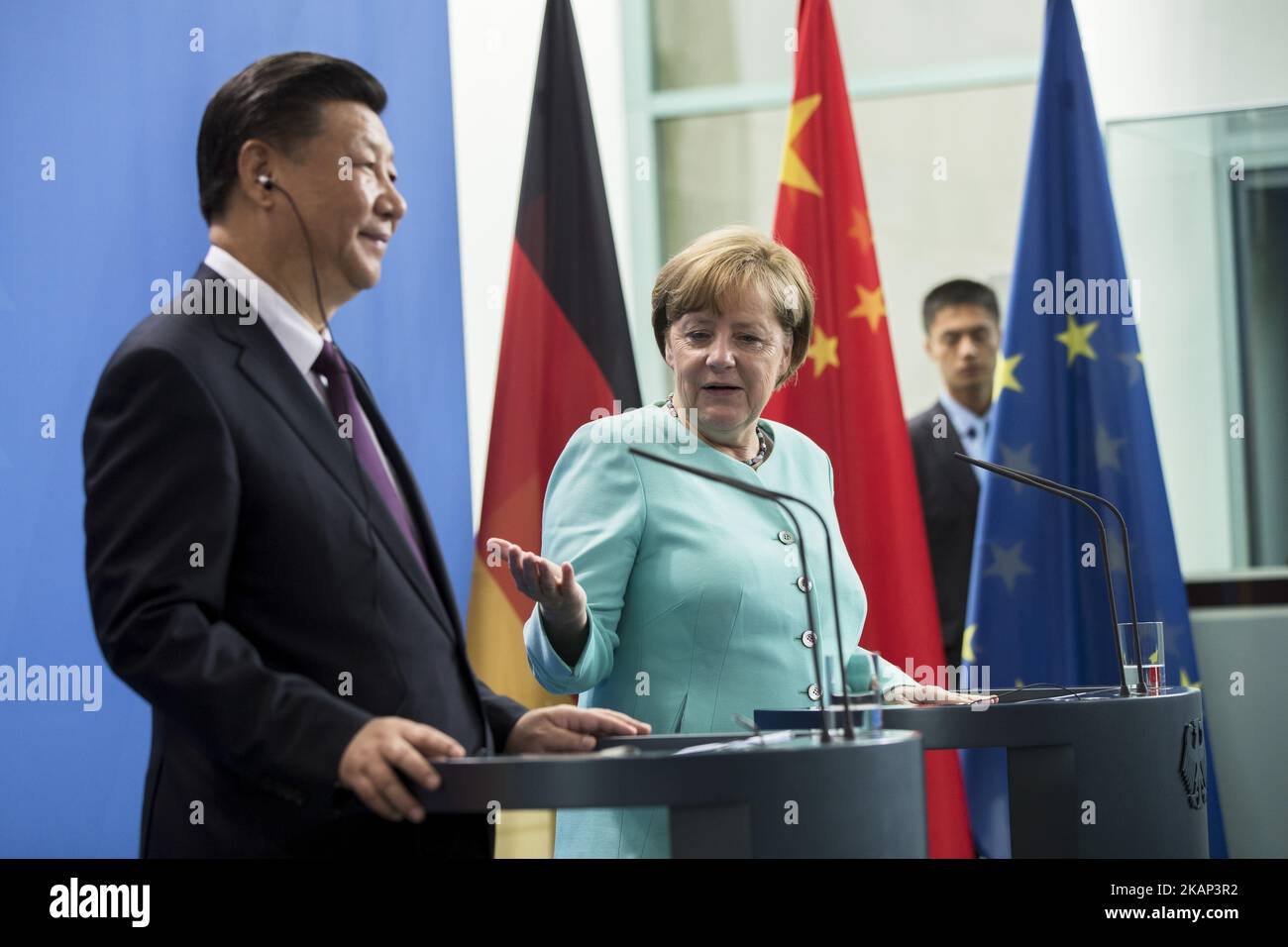 La cancelliera tedesca Angela Merkel e il presidente cinese Xi Jinping sono stati raffigurati durante una dichiarazione stampa alla Cancelleria di Berlino, in Germania, il 5 luglio 2017. (Foto di Emmanuele Contini/NurPhoto) *** Please use Credit from Credit Field *** Foto Stock