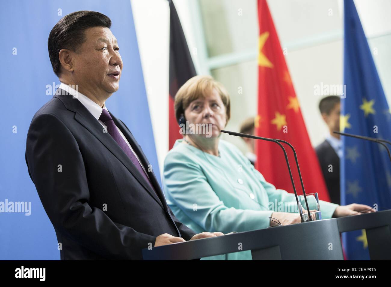 La cancelliera tedesca Angela Merkel e il presidente cinese Xi Jinping sono stati raffigurati durante una dichiarazione stampa alla Cancelleria di Berlino, in Germania, il 5 luglio 2017. (Foto di Emmanuele Contini/NurPhoto) *** Please use Credit from Credit Field *** Foto Stock