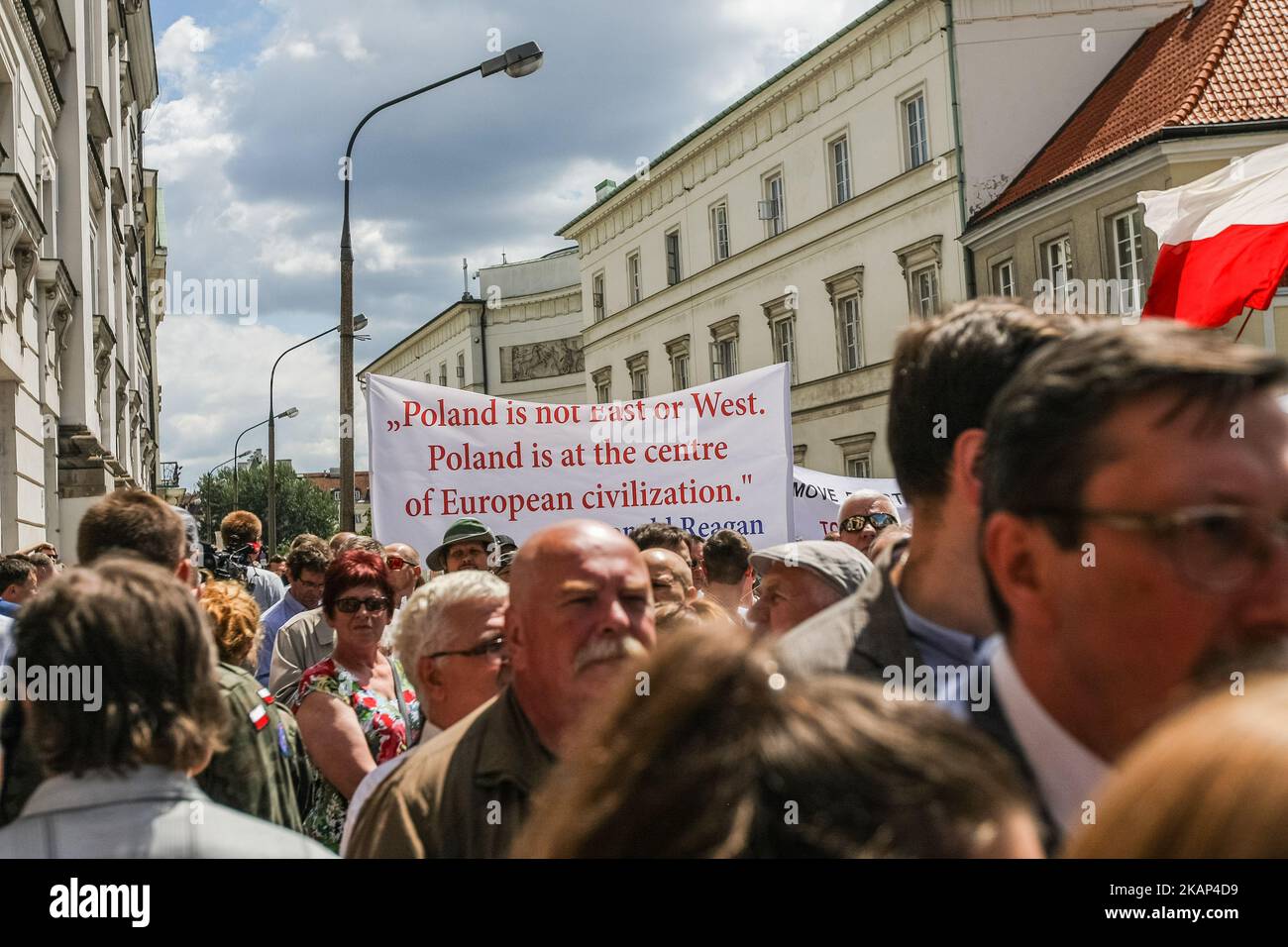 Le persone che accolgono il presidente degli Stati Uniti d'America Donald Trump in piazza Karsinskich si vedono a Varsavia, in Polonia, il 6 luglio 2017 . Donald Trump è arrivato in Polonia per incontrare il presidente Andrzej Duda e tenere un discorso alla Conferenza dei tre mari. (Foto di Michal Fludra/NurPhoto) *** Please use Credit from Credit Field *** Foto Stock