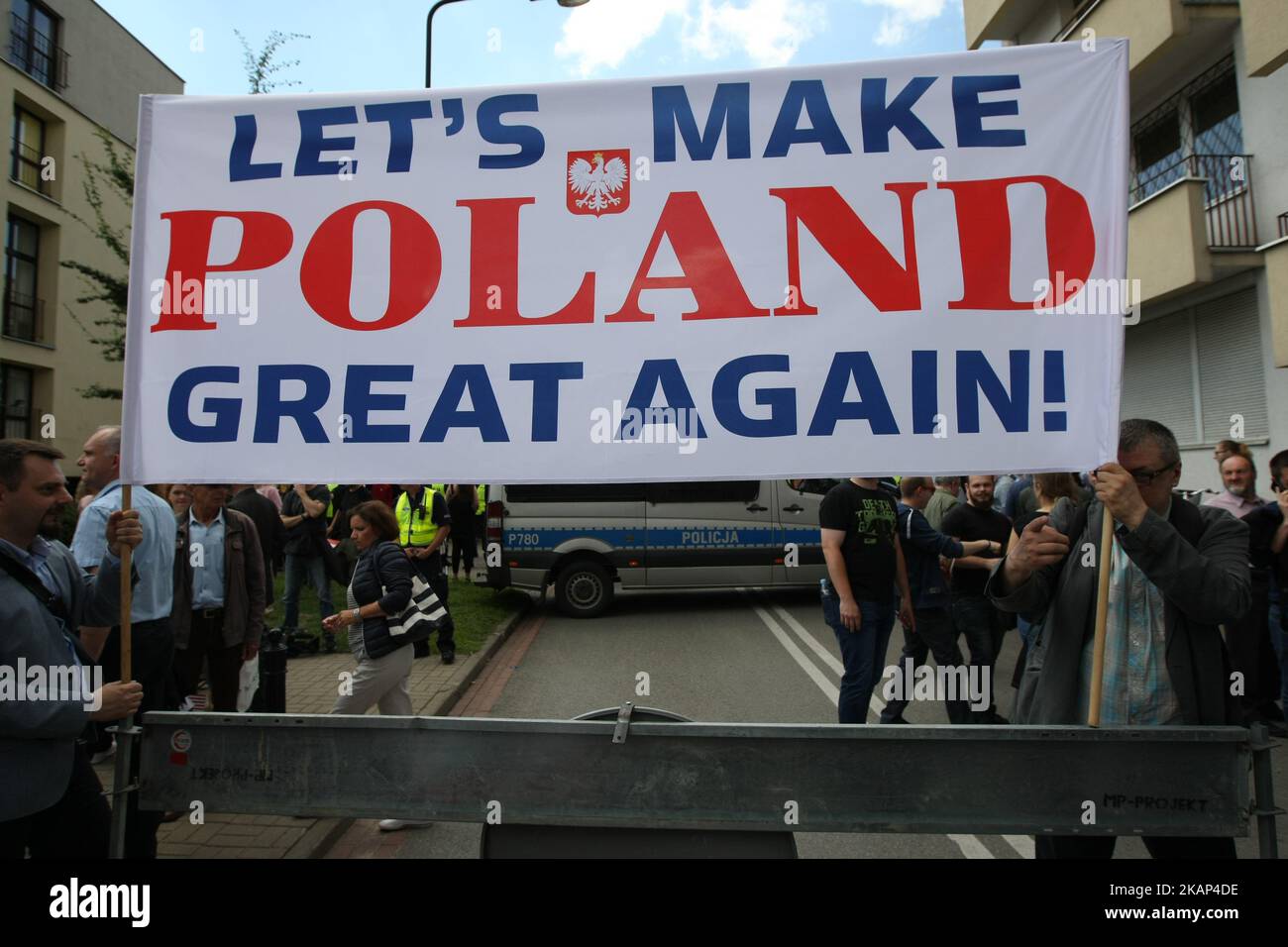 Le persone che accolgono il presidente degli Stati Uniti d'America Donald Trump in piazza Karsinskich si vedono a Varsavia, in Polonia, il 6 luglio 2017 . Donald Trump è arrivato in Polonia per incontrare il presidente Andrzej Duda e tenere un discorso alla Conferenza dei tre mari. (Foto di Michal Fludra/NurPhoto) *** Please use Credit from Credit Field *** Foto Stock