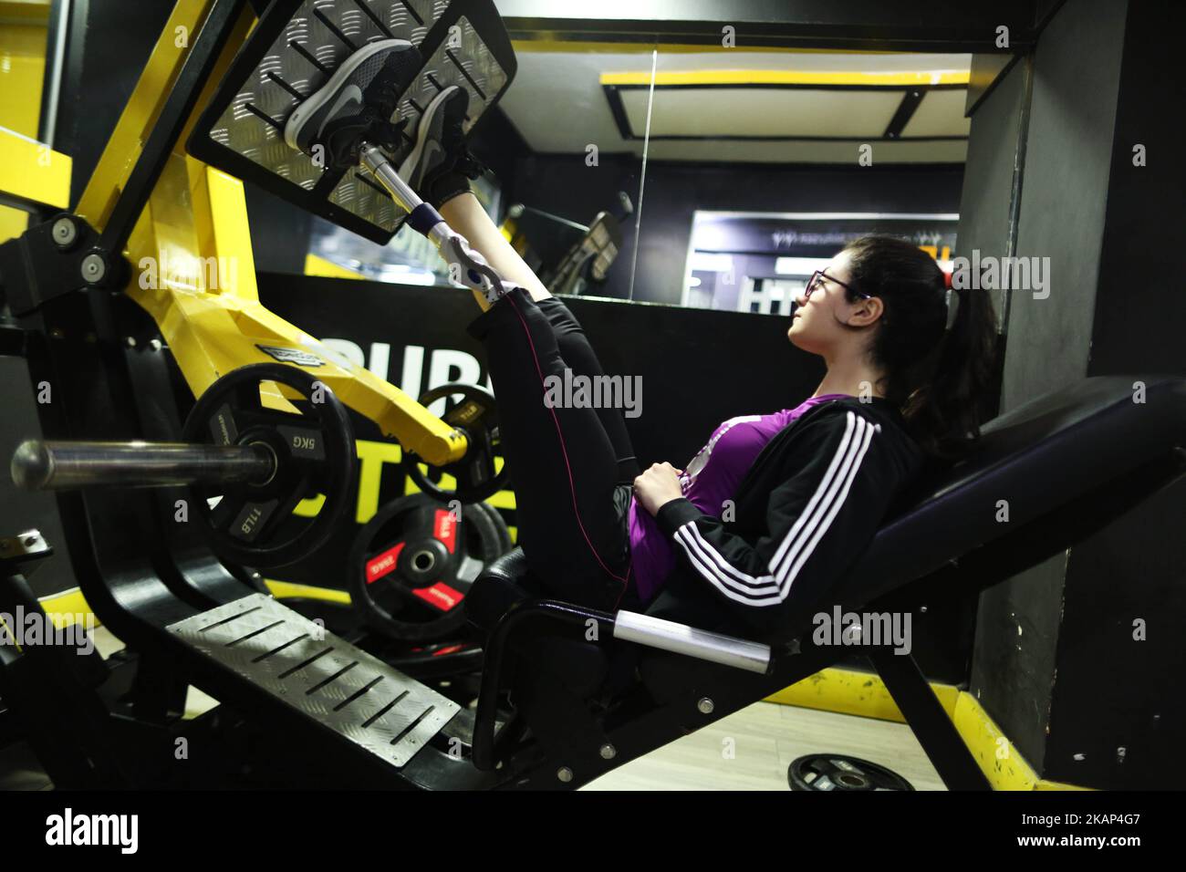 Heba si esercita in palestra per aumentare la sua flessibilità, forza e mobilità a Gaza, Palestina, il 4 luglio 2017. (Foto di Momen Faiz/NurPhoto) *** Please use Credit from Credit Field *** Foto Stock