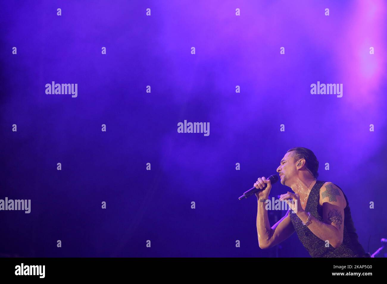 La cantante Dave Gahan della band britannica Defeche Mode suona al NOS Alive music festival di Lisbona, Portogallo, il 8 luglio 2017. Foto: Pedro Fiuza ( Foto di Pedro Fiúza/NurPhoto) *** Please use Credit from Credit field *** Foto Stock