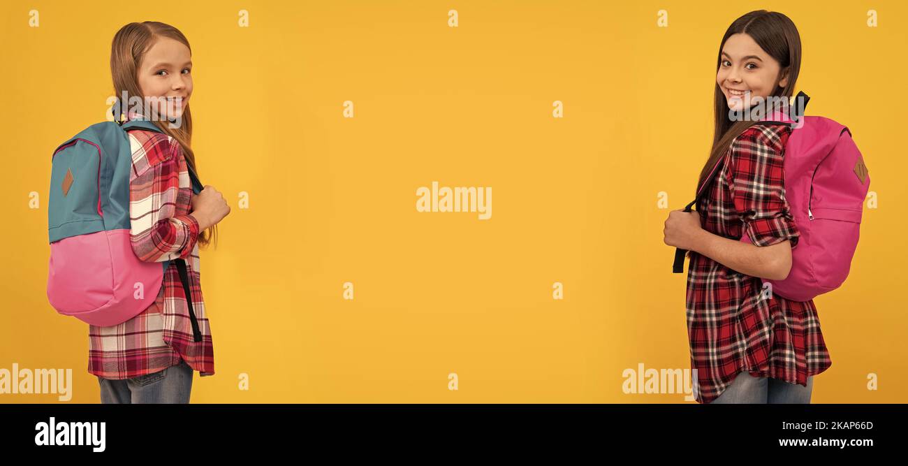 Scuole ragazze amici. Bambini con borsa scuola. Ragazze adolescenti amichevoli trasportano zaino. Manifesto orizzontale isolato della studentessa della scuola. Intestazione banner Foto Stock