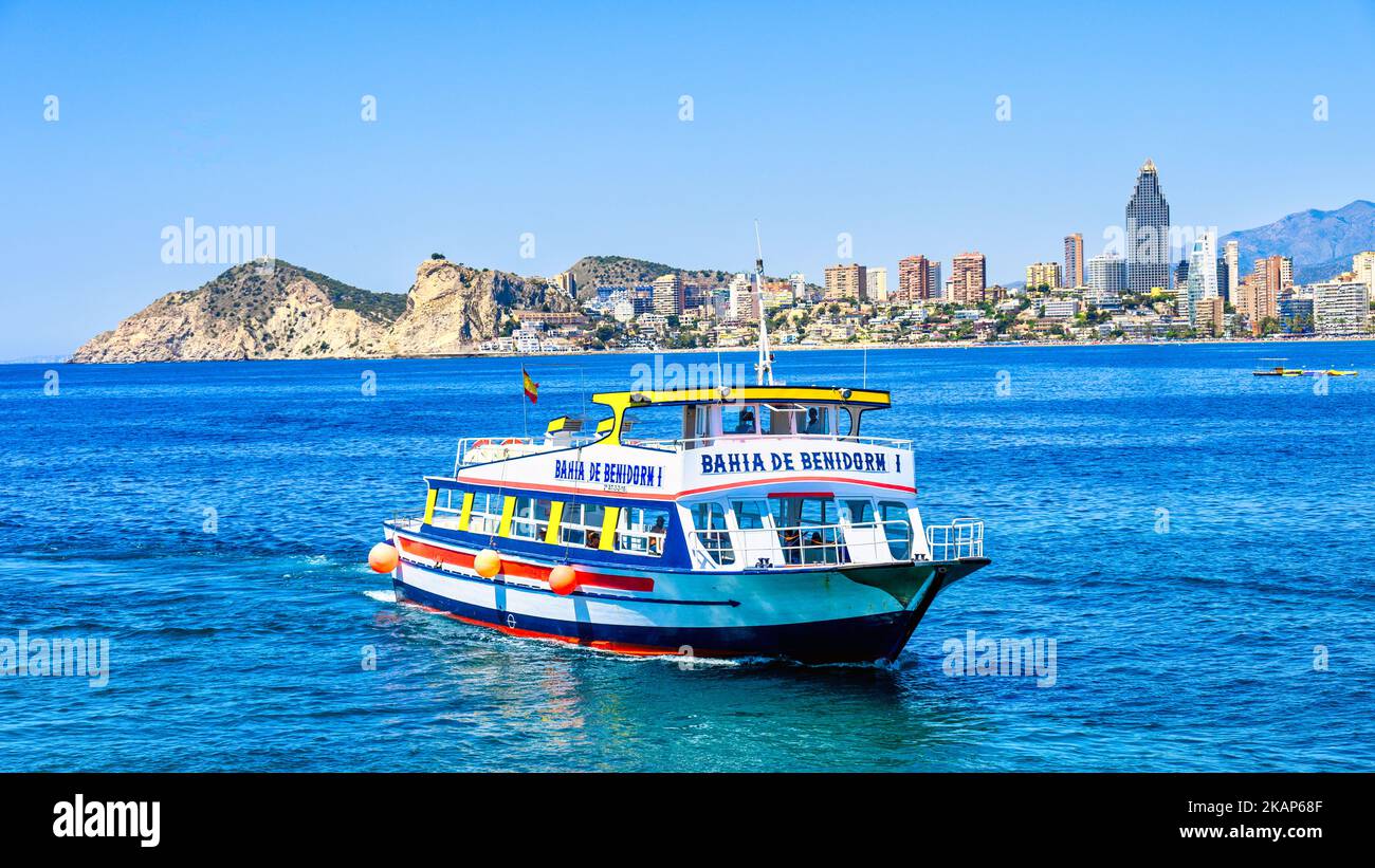Un tour in barca o una crociera turistica in Costa Blanca. Le montagne e parte dello skyline della città sono visibili sullo sfondo Foto Stock