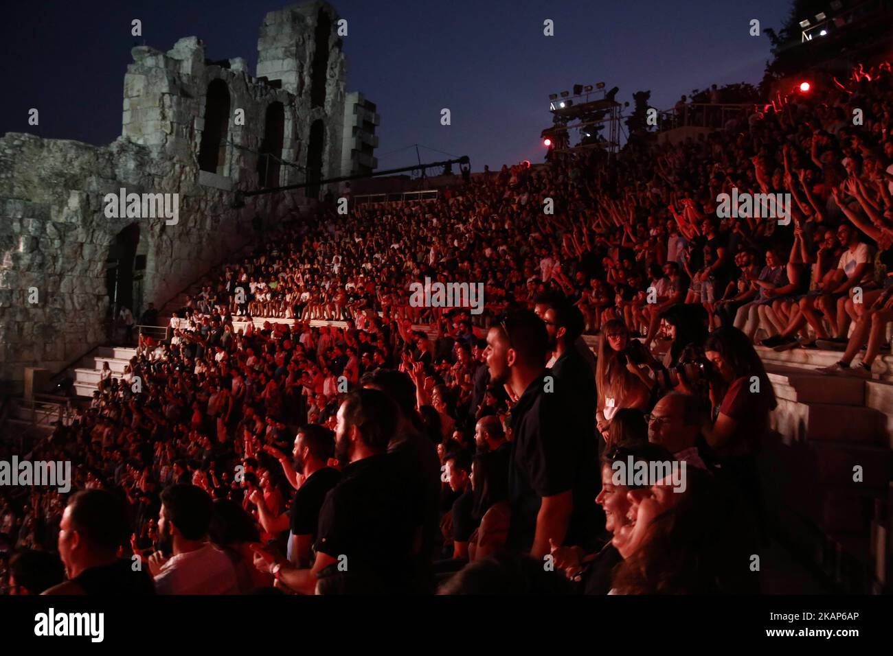 La rock band americana Foo Fighters durante un concerto presso l'Odeon di Herodes Atticus o Herodeon ai piedi dell'Acropoli di Atene, il 10 giugno 2017. Il concerto fa parte della famosa serie documentaria di PBS "Landmarks Live in Concert" (Foto di Panayotis Tzamaros/NurPhoto) *** Please use Credit from Credit Field *** Foto Stock