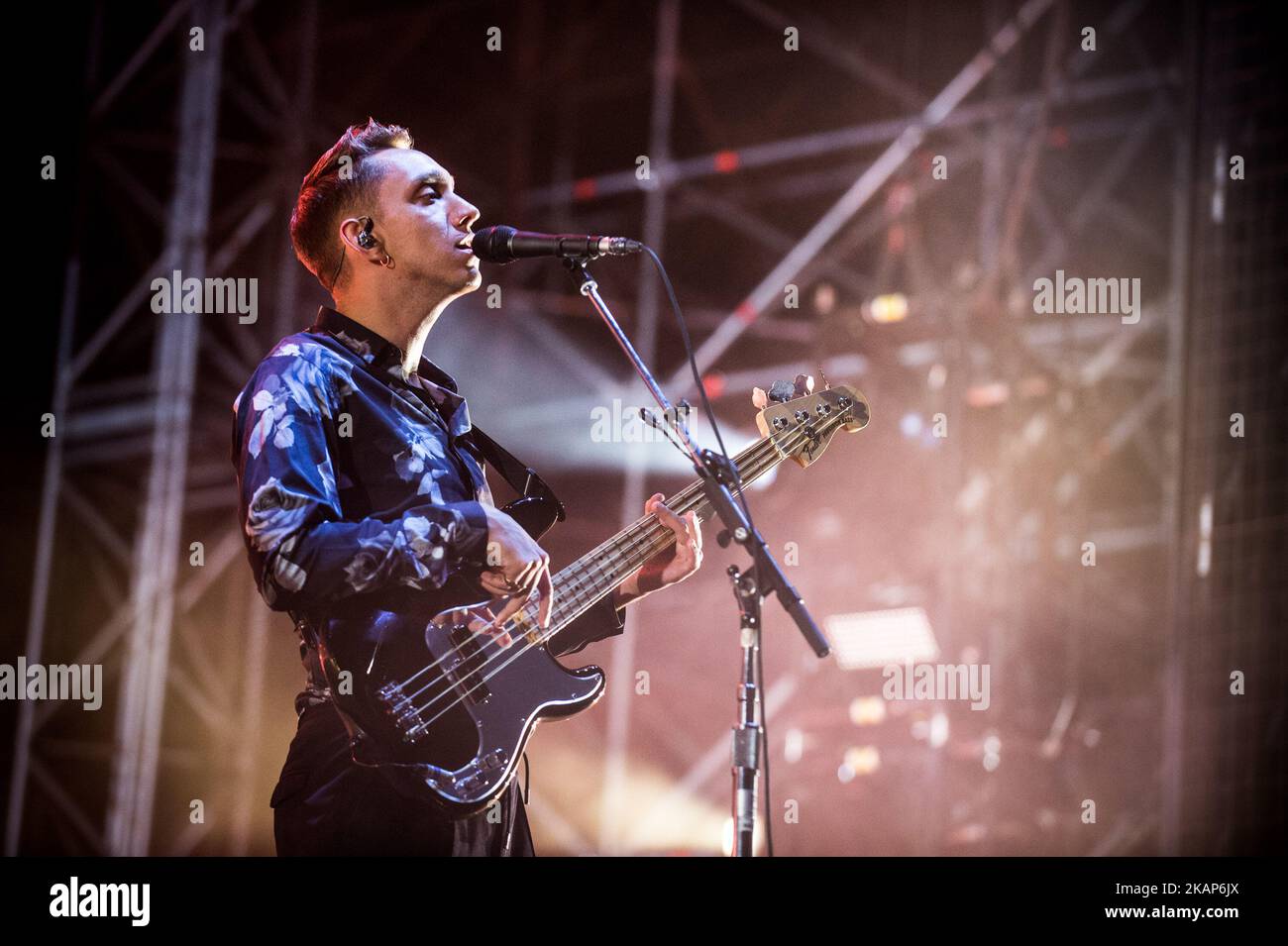 Oliver SIM of the XX si esibisce in diretta sul palco al Rock in Roma 2017 a Roma il 10 luglio 2017. (Foto di Giuseppe Maffia/NurPhoto) *** Please use Credit from Credit Field *** Foto Stock