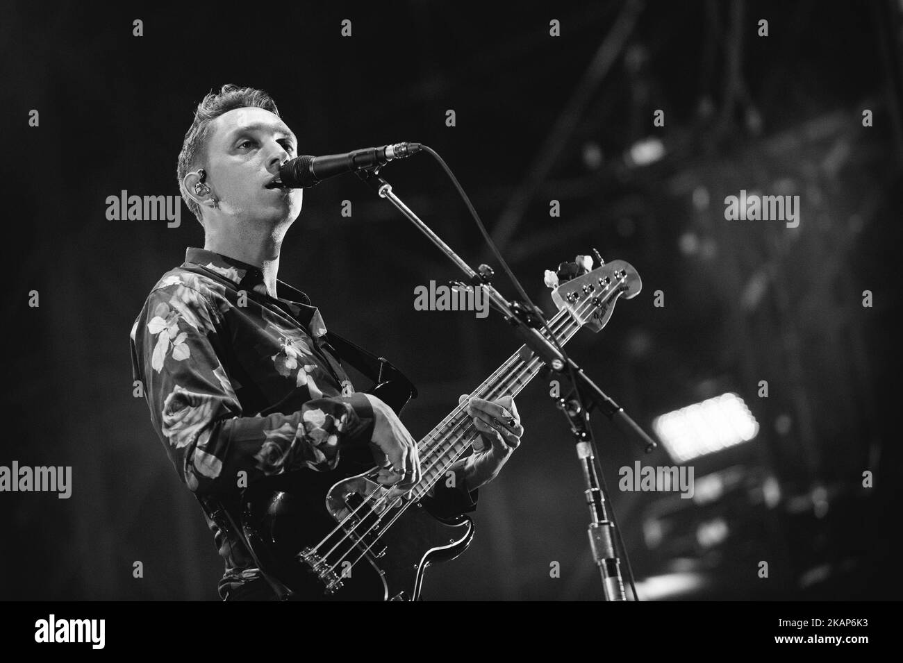 Oliver SIM of the XX si esibisce in diretta sul palco al Rock in Roma 2017 a Roma il 10 luglio 2017. (Foto di Giuseppe Maffia/NurPhoto) *** Please use Credit from Credit Field *** Foto Stock