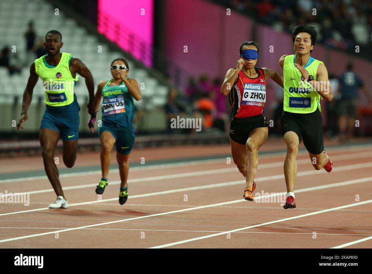 Guohua Zhou of China and Guide Dengpu Jia gareggia nella finale femminile del 100m T11 durante i Campionati IPC World Para Athletics allo stadio di Londra, Regno Unito, il 18 luglio 2017 (Photo by Kieran Galvin/NurPhoto) *** Please use Credit from Credit Field *** Foto Stock