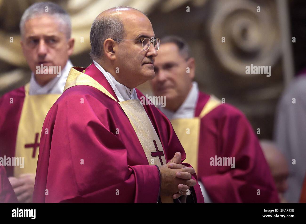 Stato della Città del Vaticano, Vatikanstadt. 02nd Nov 2022. Il Cardinale José Tolentino Calaca de Mendonka durante una Messa nella Giornata dell'anima per i vescovi e i cardinali morti nel 2022, nella Basilica di San Pietro, in Vaticano, il 2 novembre 2022. Credit: dpa/Alamy Live News Foto Stock