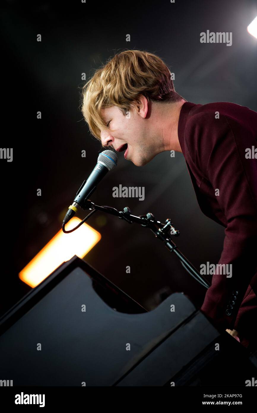 Il cantante e cantautore inglese Tom Odell suona sul palco al Moon&Stars 2017 Festival di Locarno, in Svizzera, il 19 luglio 2017. (Foto di Roberto Finizio/NurPhoto) *** si prega di utilizzare il credito del campo *** Foto Stock