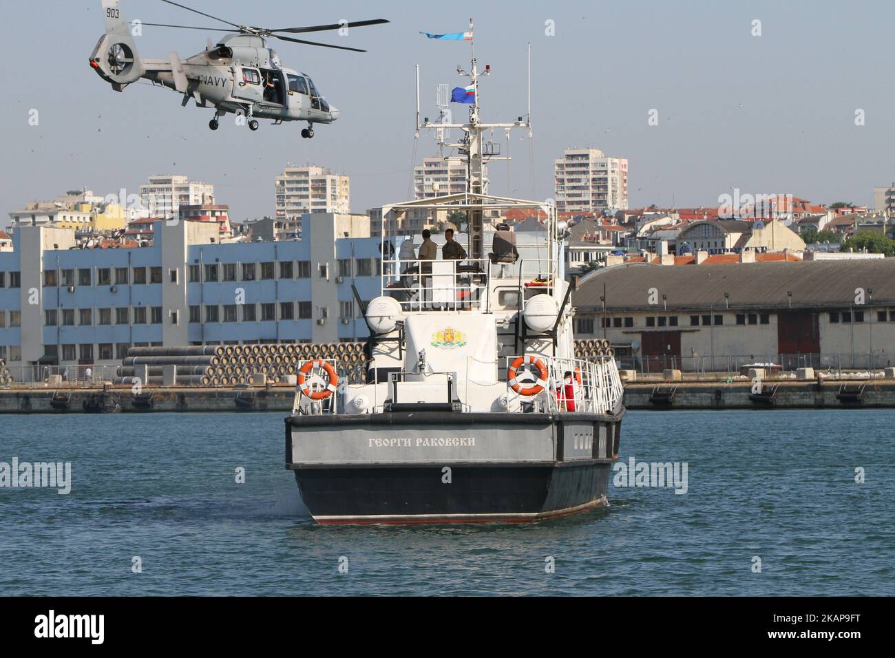 Le forze speciali della Marina bulgara insieme ai soldati della NATO partecipano all'esercizio BULGARO BREEZE 2017 parte dell'esercizio NATO Saber Guardian 2017 nella città di Varna, a est della capitale bulgara Sofia. Brezza 2017 è l'esercizio bulgaro. Le navi da guerra che partecipano a questo esercizio si sono riunite a Varna. L'esercizio è iniziato il 14 luglio 2017 e terminerà il 23 luglio. L'obiettivo dell'esercizio è sviluppare la cooperazione e l'interoperabilità attraverso un'effettiva formazione marittima tra le forze multinazionali del Mar Nero. Oltre all'ospite, Turchia, USA, Inghilterra, Italia, Polan Foto Stock