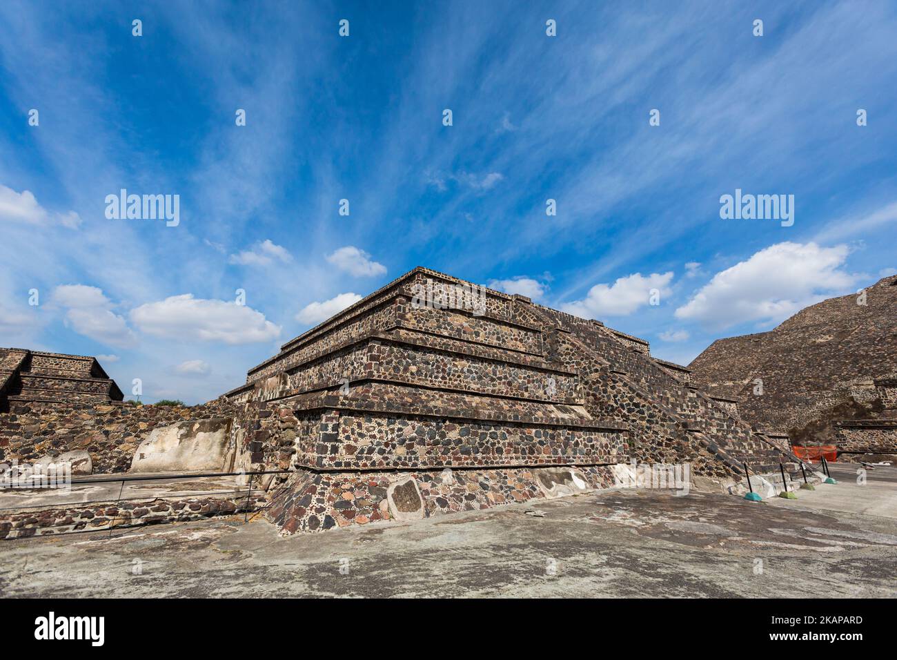 Bella architettura delle piramidi di Teotihuacan in Messico. Paesaggio con bel cielo blu. Foto Stock