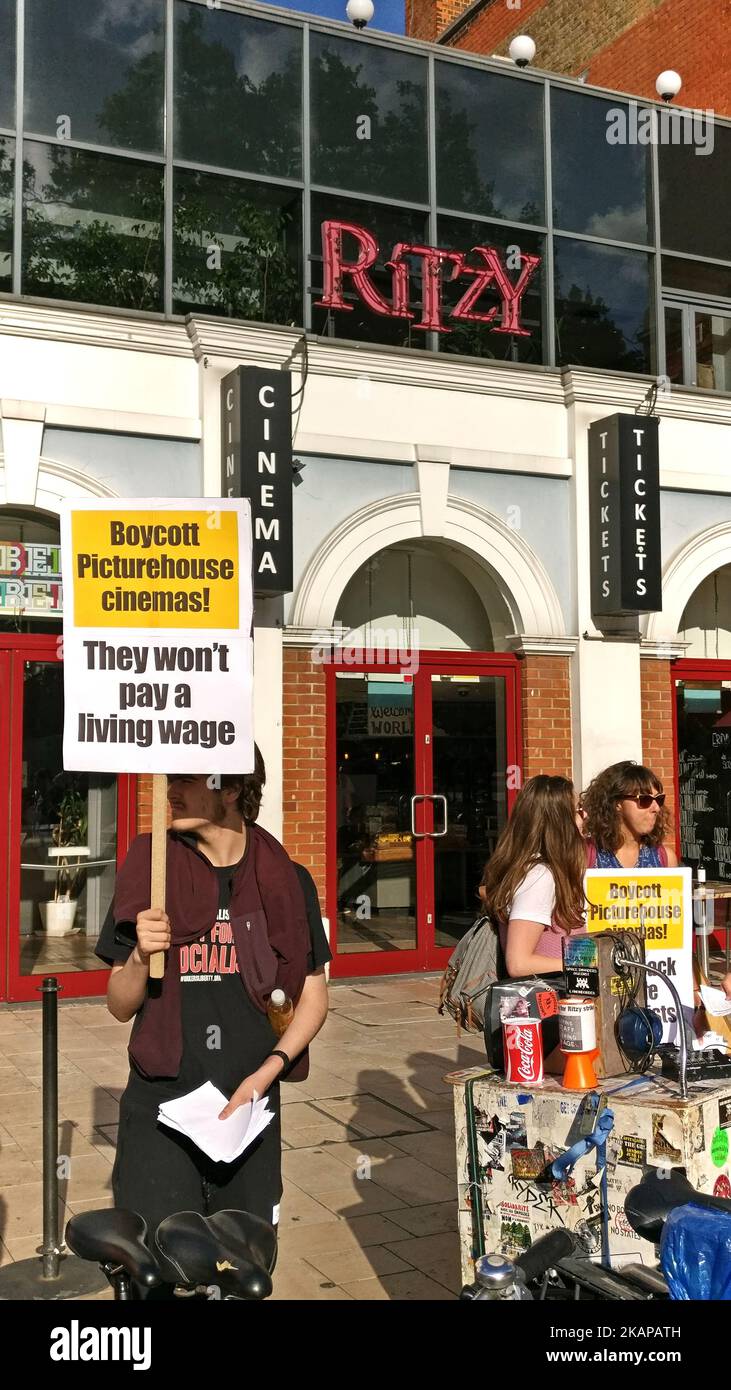 I leader dell'Unione di Unison protestano al di fuori di Ritzy Cinema per una migliore retribuzione a Brixton Londra, Regno Unito, il 21st 2017 luglio. (Foto di Karyn Louise/NurPhoto) *** Please use Credit from Credit Field *** Foto Stock