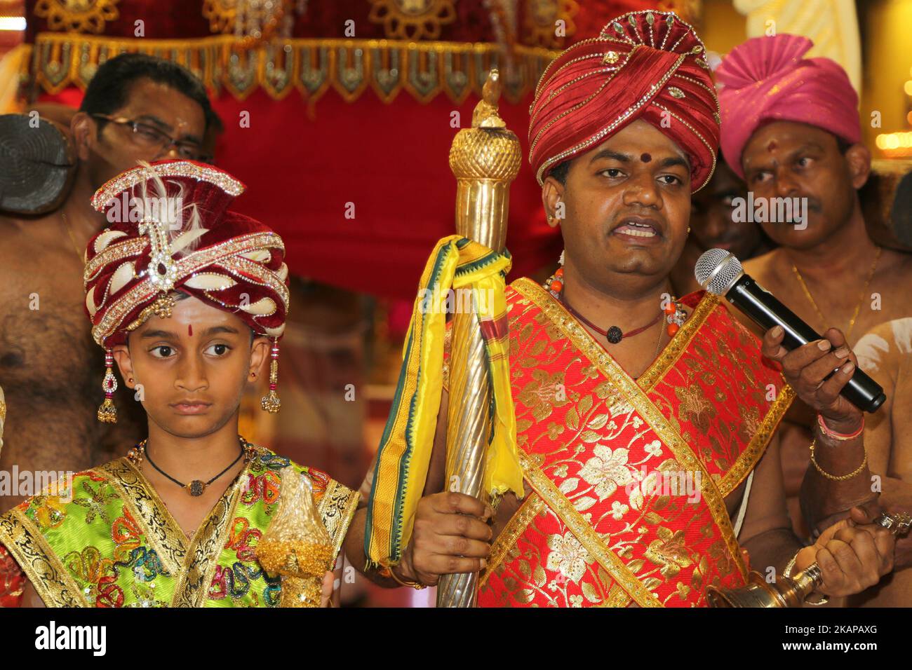 Il sacerdote Tamil indù recita le preghiere durante il Nambiyaandaar Nambi Ustavam Thiruvizha pooja in un tempio indù in Ontario, Canada, il 19 luglio 2017. Questa pooja fa parte del festival di 15 giorni che onora Lord Ganesh che culmina con la stravagante processione dei carri. Durante questo Puja un idolo del Signore Ganesh è parato intorno al tempio mentre le preghiere sono eseguite. (Foto di Creative Touch Imaging Ltd./NurPhoto) *** si prega di utilizzare il credito dal campo di credito *** Foto Stock