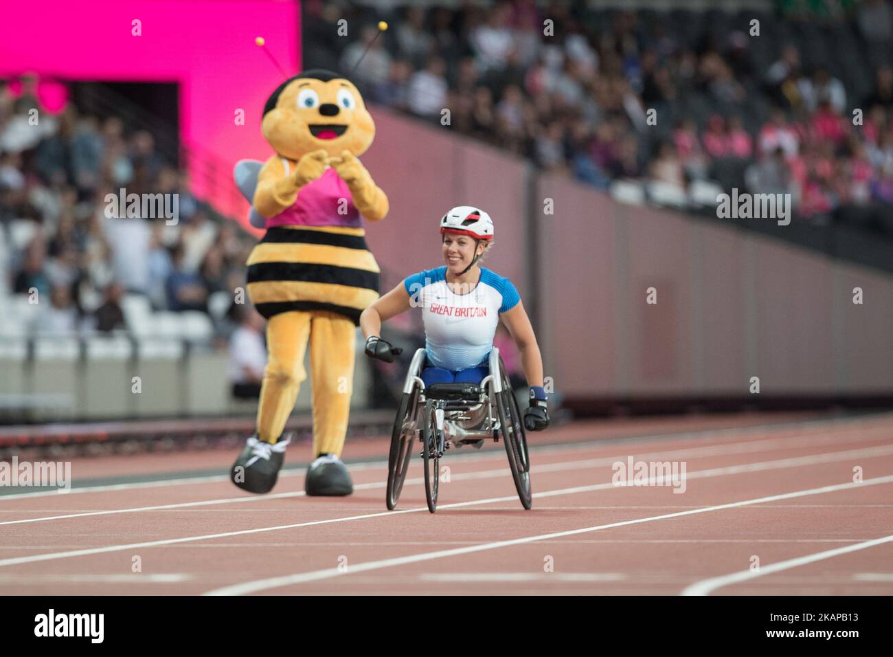 Hannah Cockroft of Great Britain festeggia dopo aver vinto l'oro nella finale femminile del 400m T34 insieme a Wizzbee Mescot durante i Campionati mondiali di Para Athletics allo stadio di Londra il 20 luglio 2017 (Photo by Kieran Galvin/NurPhoto) *** Please use Credit from Credit Field *** Foto Stock