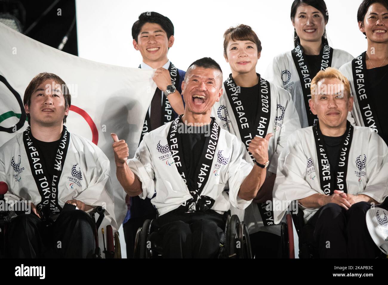 Gli atleti giapponesi hanno la possibilità di scattare foto durante il festival Tokyo 2020 flag tour per i Giochi del 2020 al Tokyo Metropolitan Plaza di Tokyo, 24 luglio 2017. Il Giappone ha iniziato il suo conto alla rovescia di tre anni per le Olimpiadi estive di Tokyo del 2020 a Tokyo lunedì, con la proiezione di immagini-mappatura trasmessa via IR su un edificio dell'ufficio governativo metropolitano di Tokyo. I Giochi del 2020 saranno le prime Olimpiadi estive del Giappone dagli anni '1964. (Foto di Richard Atrero de Guzman/NurPhoto) *** Please use Credit from Credit Field *** Foto Stock